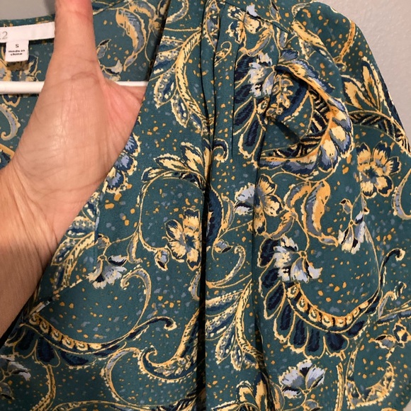 Beautiful cap sleeve silky blouse.Light and airy.Several pleats and tucks. Cute! - Picture 1 of 8